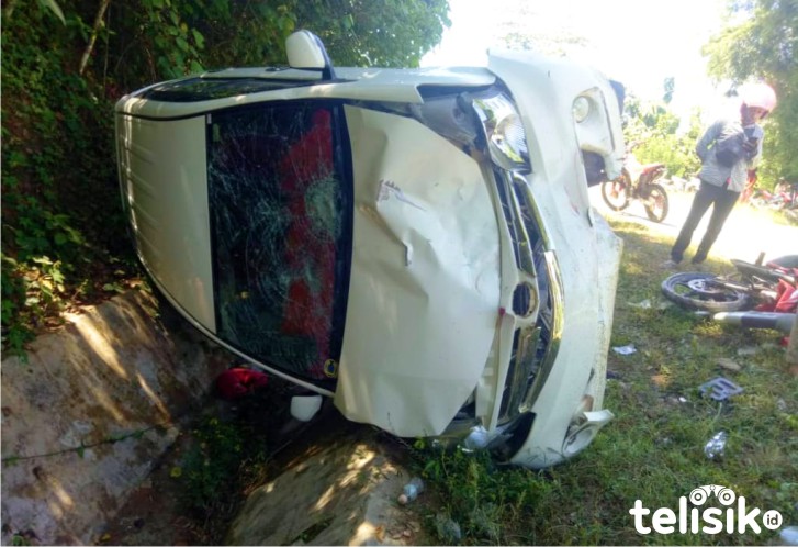 Hilang Kendali, Satu Unit Avanza Terguling Hingga Menyambar Pengendara Motor