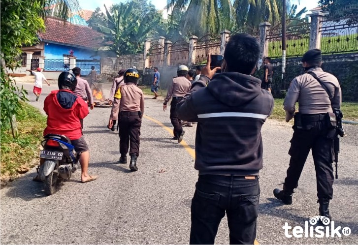 Protes Pasien Positif COVID-19 Berkeliaran, Warga Blokir Jalan