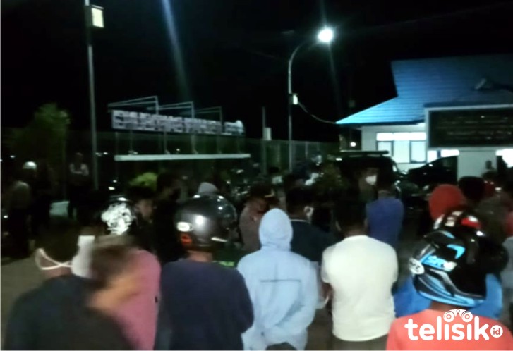 Ratusan Warga Buton Tolak Kapal dari Maluku Utara