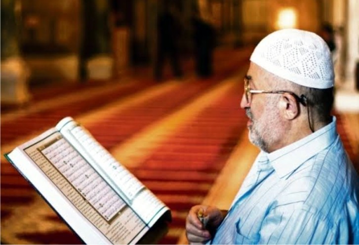 Salat Sambil Membaca Al Quran, Apa Hukumnya?