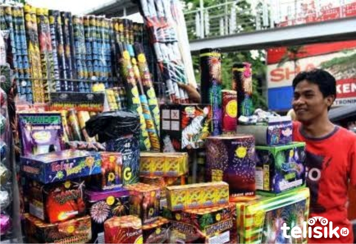 Sepi Pembeli, Pedagang Kembang Api Hanya Berharap Balik Modal