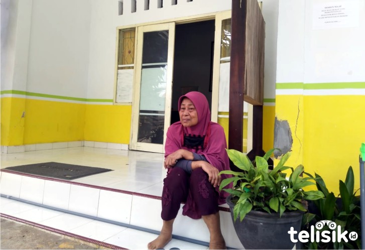 Tak Dapat  BST, Seorang Nenek Menangis di Kantor Dinas Sosial