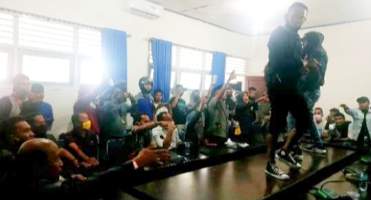 Demo Pembentukan Pansus Ijazah Palsu Bupati Busel Ricuh