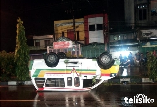 Angkot Terbalik, Sopir Diduga Mabuk