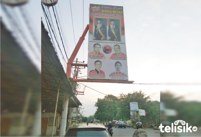 Baliho Bergambar Presiden RI Berdiri di Atas Trotoar, Diduga tak Berizin