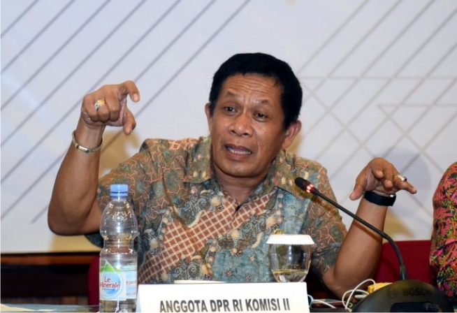 Bupati Busel Lapor Wartawan, Hugua: Terkesan Arogan