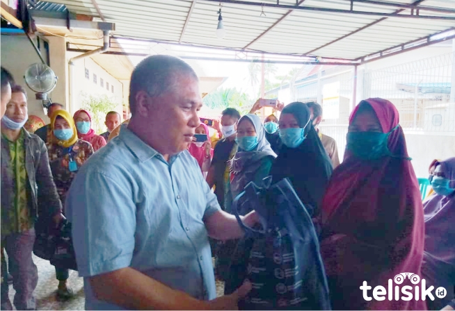 Bupati Konawe Bagikan Bantuan Ikan untuk Ibu Hamil, Balita dan Ibu Menyusui