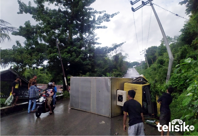 Diduga Jalanan Licin, Mobil Box Terguling
