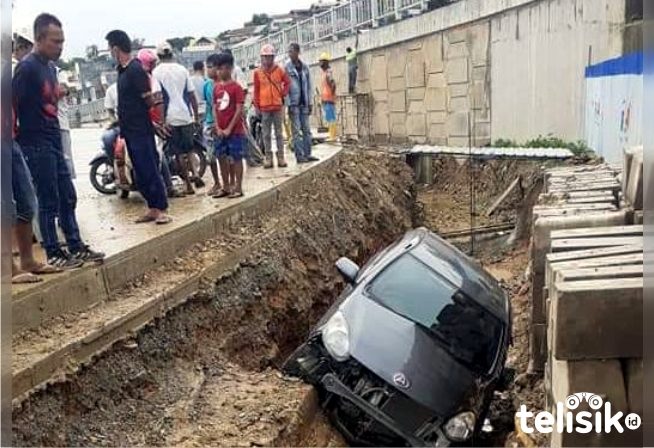 Diduga Pengemudi Mengantuk, Mobil Terperosok ke Lubang Galian