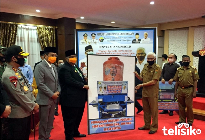 Disdikbud Salurkan Westafel dan Masker untuk 600 SMA/SMK se-Sultra