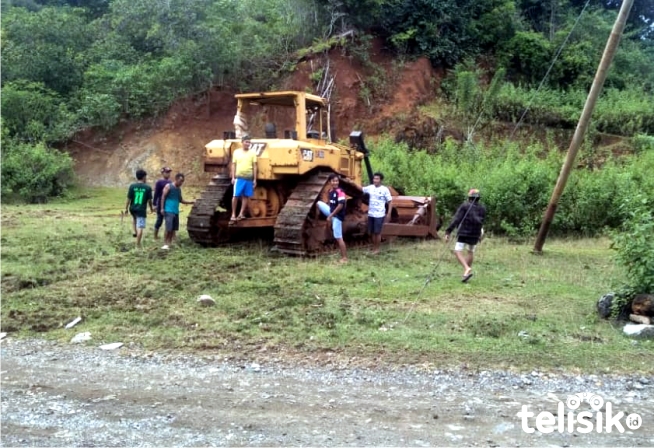Jalan Umum di Bombana Rusak Dilintasi Traktor Penambang