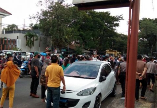 Jenuh dengan Kinerja Tim Medis dan Pemerintah, Warga Rusak Kantor Lurah