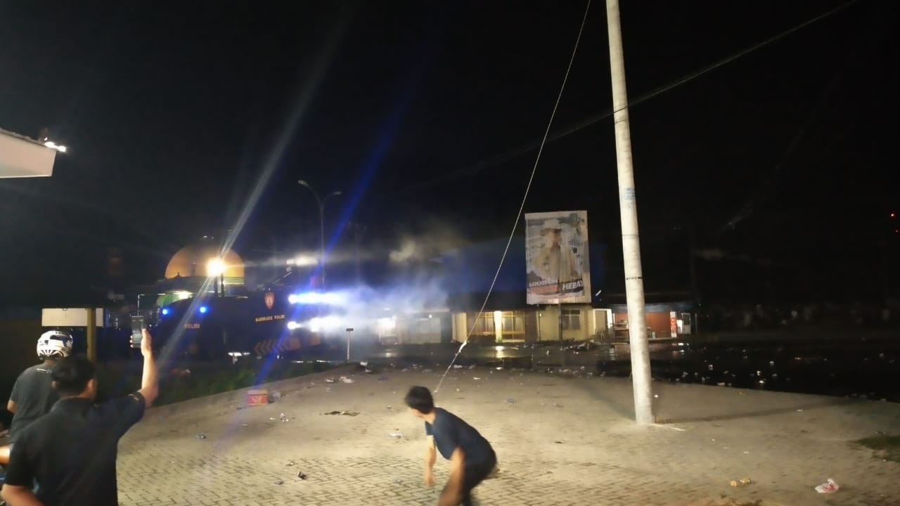 Massa Aksi dan Aparat Kepolisian Bentrok