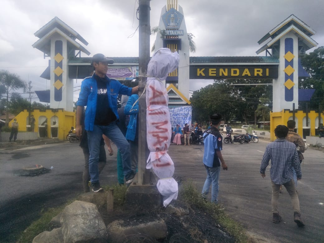 Massa Pendemo Tolak TKA China Duduki Empat Titik Vital Kota Kendari