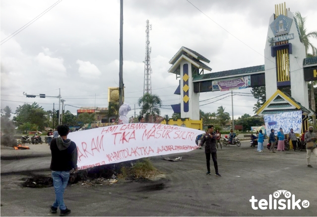 Massa Tutup Akses Masuk Kendari, Anggota DPRD Sultra Ikut Demo Tolak TKA