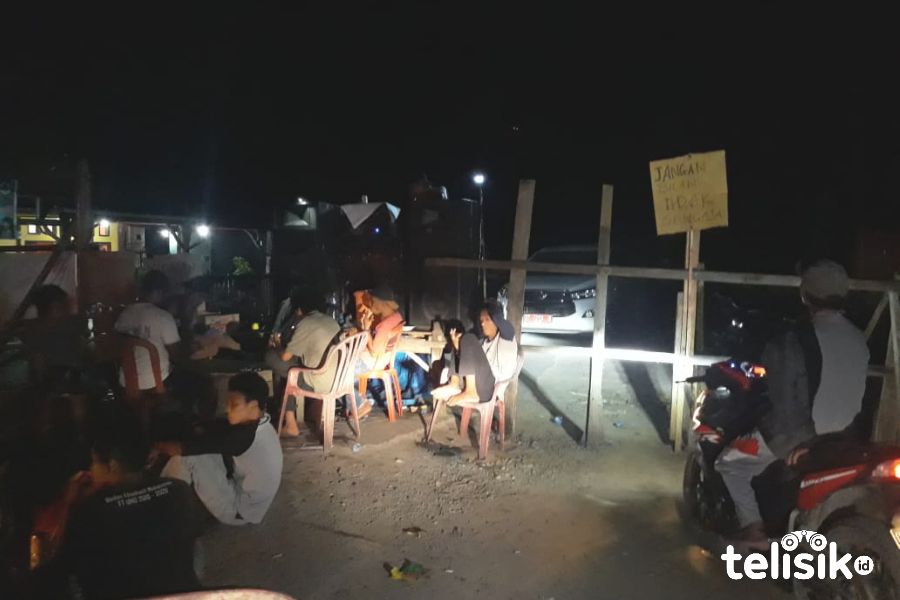 Mediasi Polisi Belum Jelas, Pendemo Tetap Tutup Jalan dan Sandera Mobil KPU