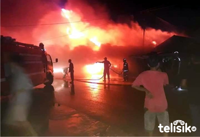 Padamkan Api, Dua Petugas Damkar Muna Kena Pukul dan Lemparan