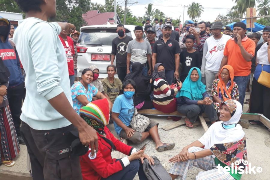 Pendemo Lepas Mobil KPU yang Disandera