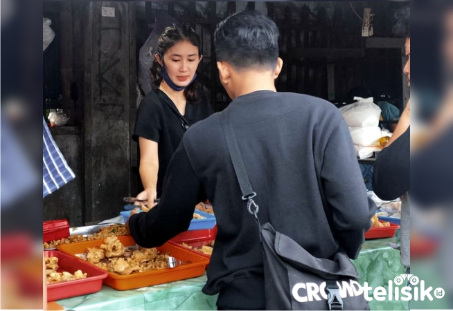 Penjual Gorengan Berparas Cantik di Yogyakarta, Menarik Banyak Pembeli