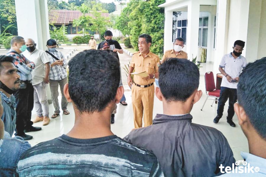 Puluhan Massa Desak Nakertrans Data TKA di Sultra