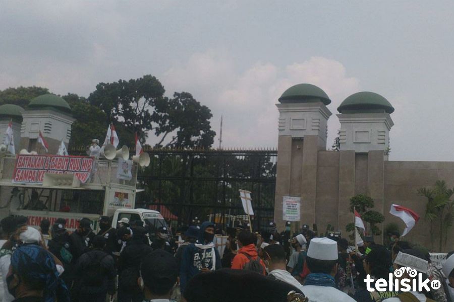 Tolak RUU HIP, Ratusan Massa Ormas Islam Demo di Gedung DPR