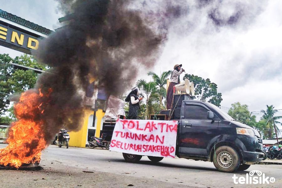 Tolak TKA China Gelombang Kedua, Massa Aksi Blokade Perbatasan Kota