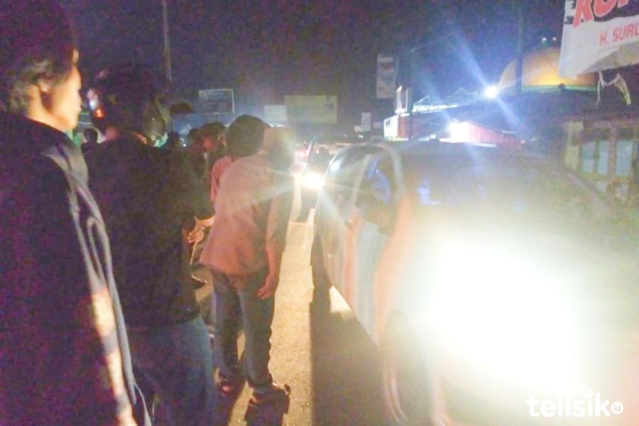 Tolak TKA, Demonstran Sweeping Mobil dari Bandara