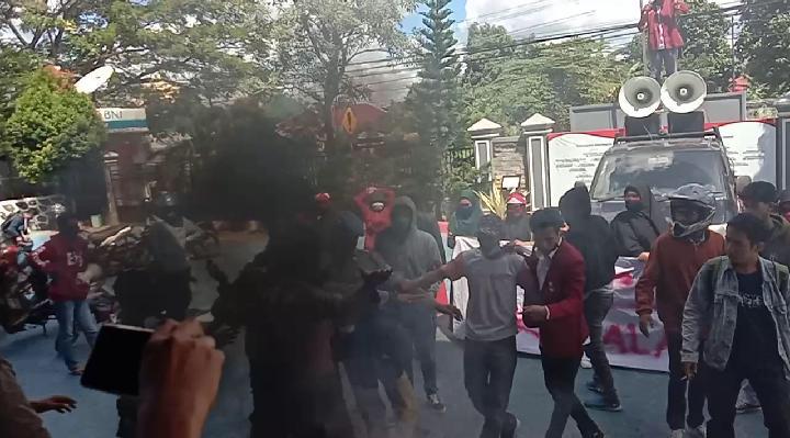 Unjuk Rasa Tolak TKA China di Kantor Imigrasi Berakhir Ricuh