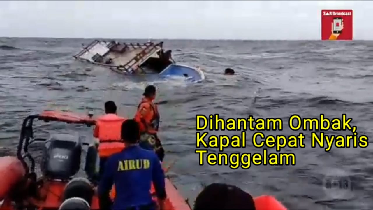 Video: Dihantam Ombak, Kapal Cepat Nyaris Tenggelam