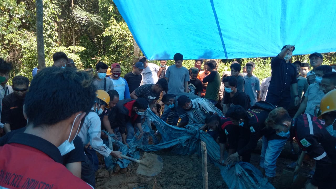 Suasana Haru Iringi Pemakaman Korban Tewas Terlindas Truk PT. VDNI