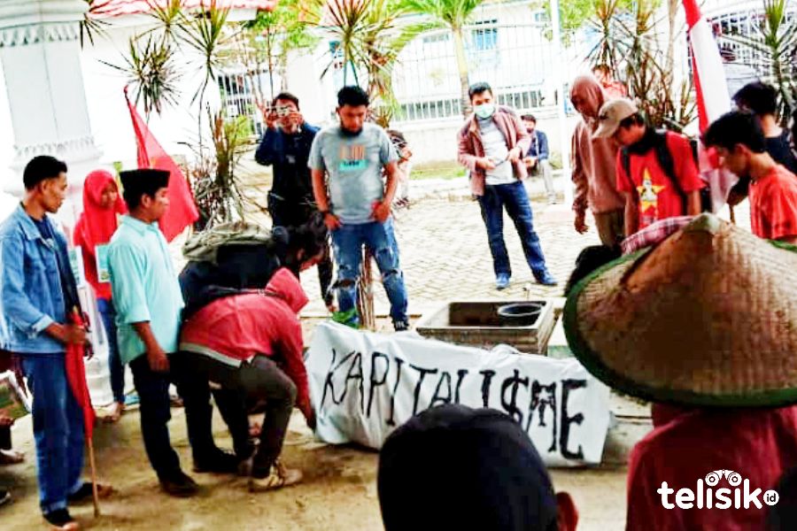 Bawa Keranda Mayat, DPRD Bombana Didesak Tolak RUU Omnibus Law