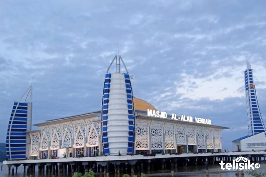 Berdiri di Atas Teluk, Mesjid Al Alam Kendari Jadi Pilihan Berakhir Pekan