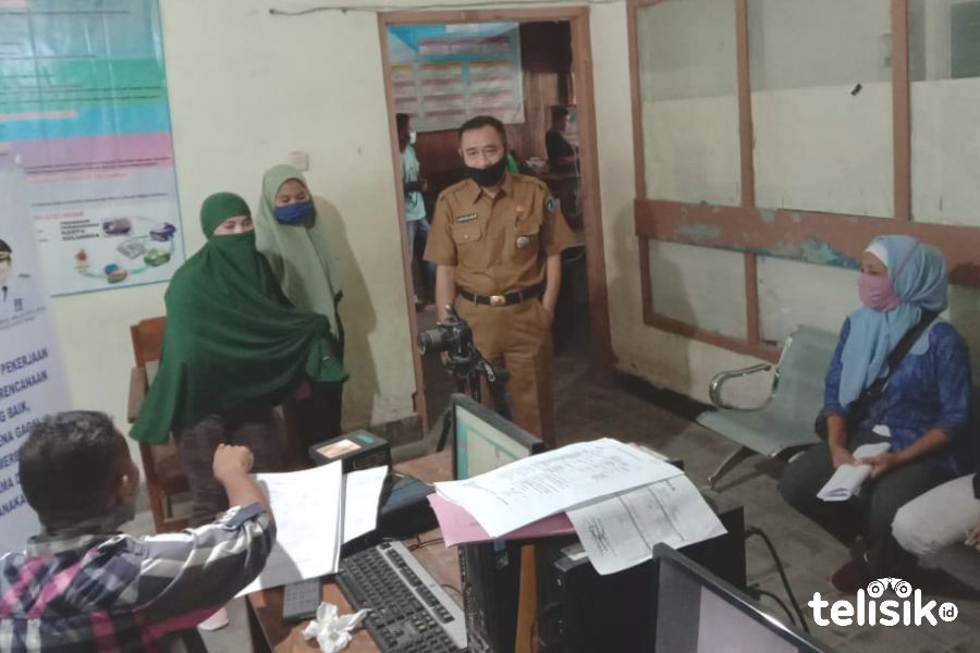 Demi Bantuan COVID-19, Warga Muna Ramai-Ramai Ganti KTP