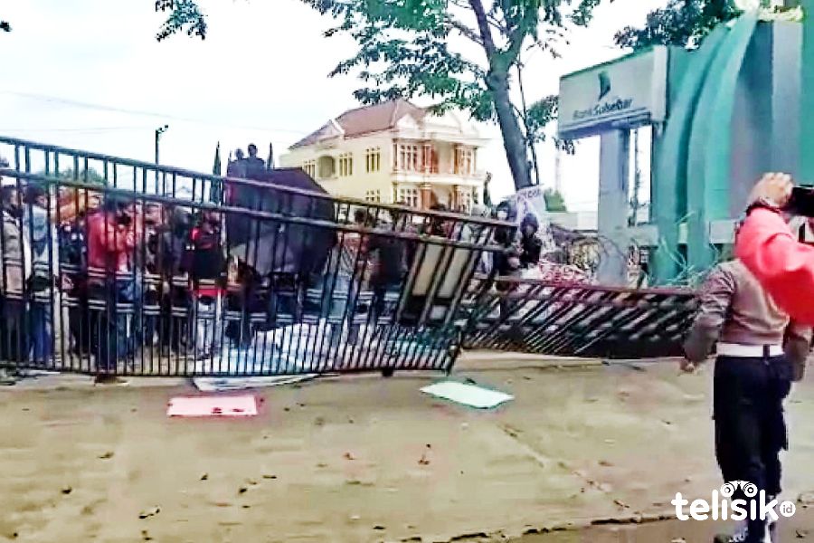 Demo Tolak Omnibus Law di Makassar Berakhir Bentrok