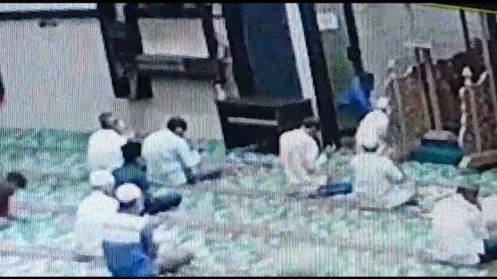 Detik-Detik Imam Masjid Ditusuk Orang Tak Dikenal Saat Pimpin Doa