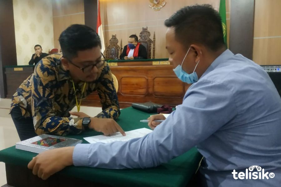Kuasa Hukum Bupati Busel Diminta Keluar dari Sidang