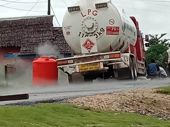 Mobil Pengangkut Elpiji Bocor di Konsel, Jalur Kendari-Angata Putus
