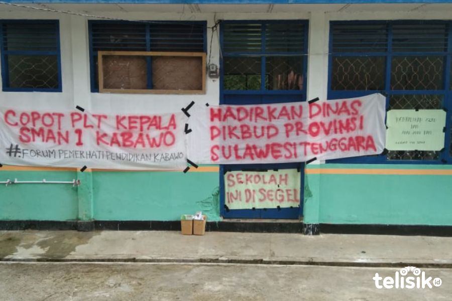 Protes Dua Guru Dipindahkan, Sekolah Disegel