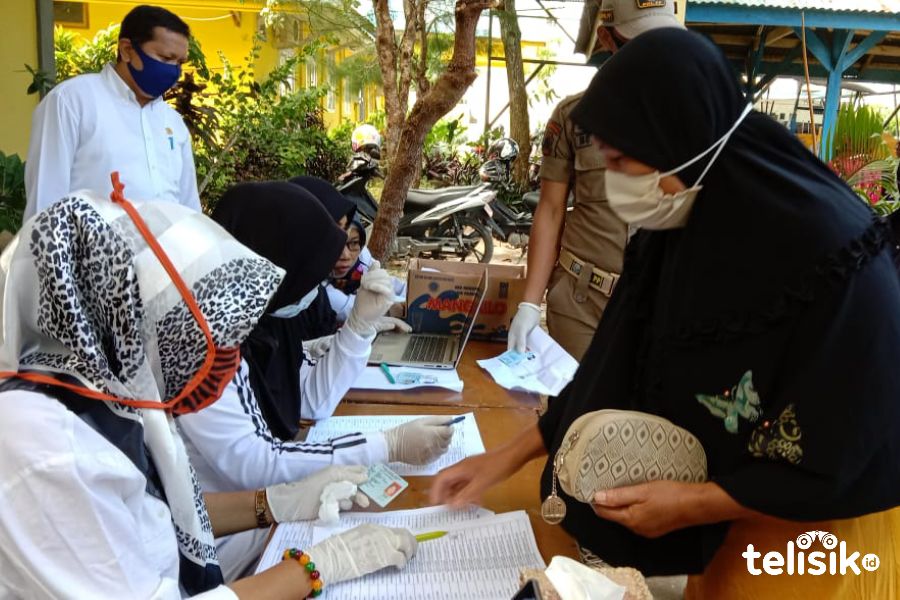 Sebanyak 988 Pedagang dan IKM di Wakatobi Terima Bantuan Sembako