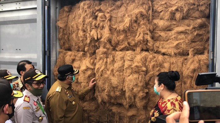 Sultra Ekspor Perdana Serabut Kelapa ke China