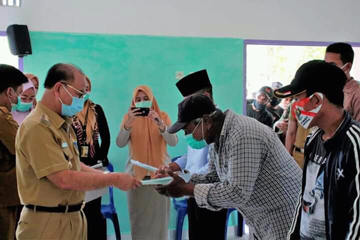 Surunuddin Dangga Serahkan 1631 Sertifikat PTSL ke Warga Konsel