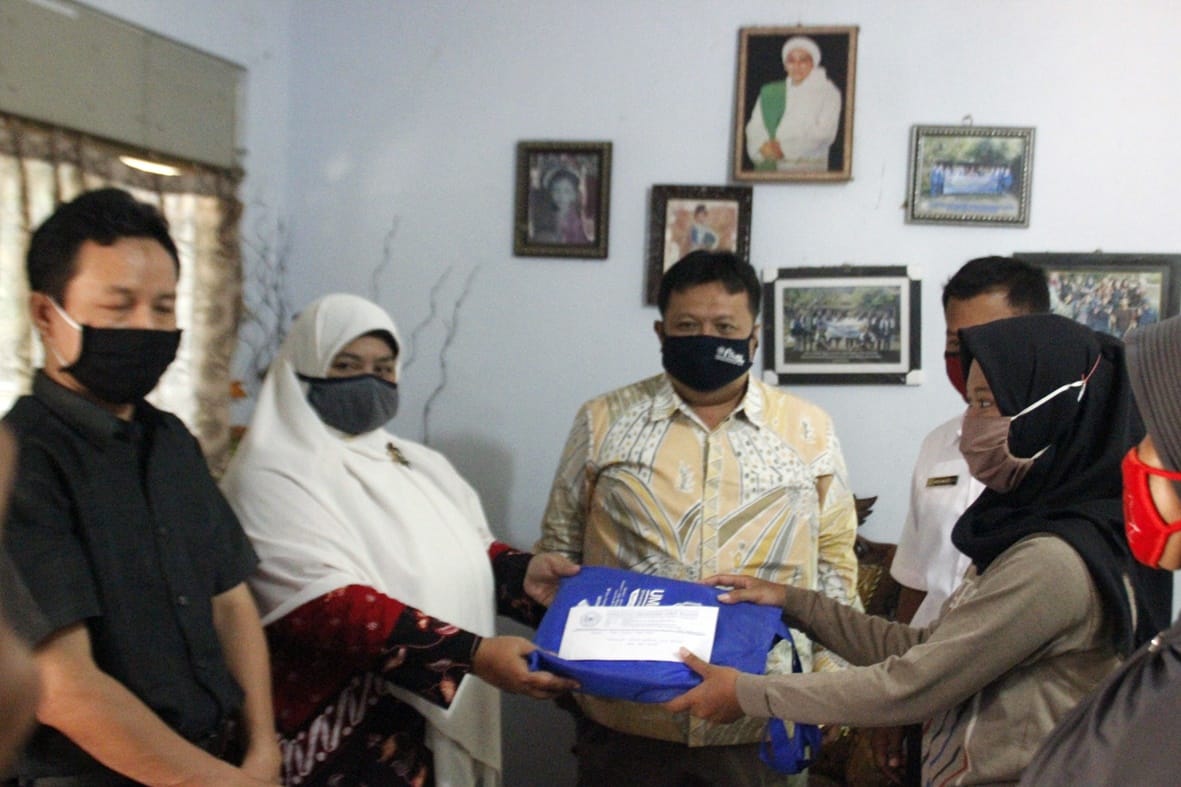 Tak Ada Sinyal Internet, Belajar di Pinggir Jalan