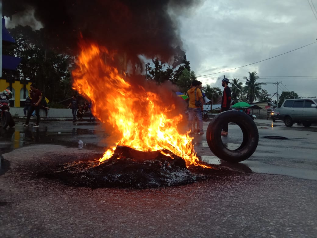 Tak Percaya TKA China Batal Datang, Massa Aksi Tetap Blokade Jalan