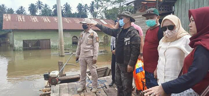 Temui Warga Terdampak Banjir, Bupati Konsel Siap Relokasi Rumah Warga