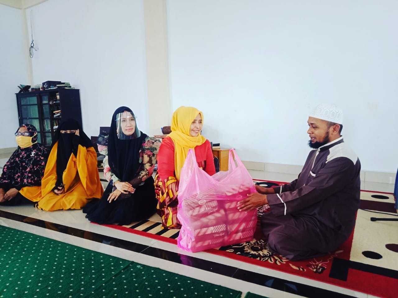 Tiap Jumat, BKMT Sultra Organisir Masyarakat untuk Sedekah