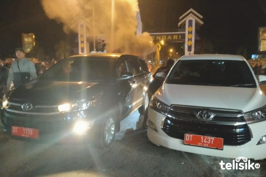 Tolak TKA, Massa Aksi Sweeping Mobil Pelat Merah