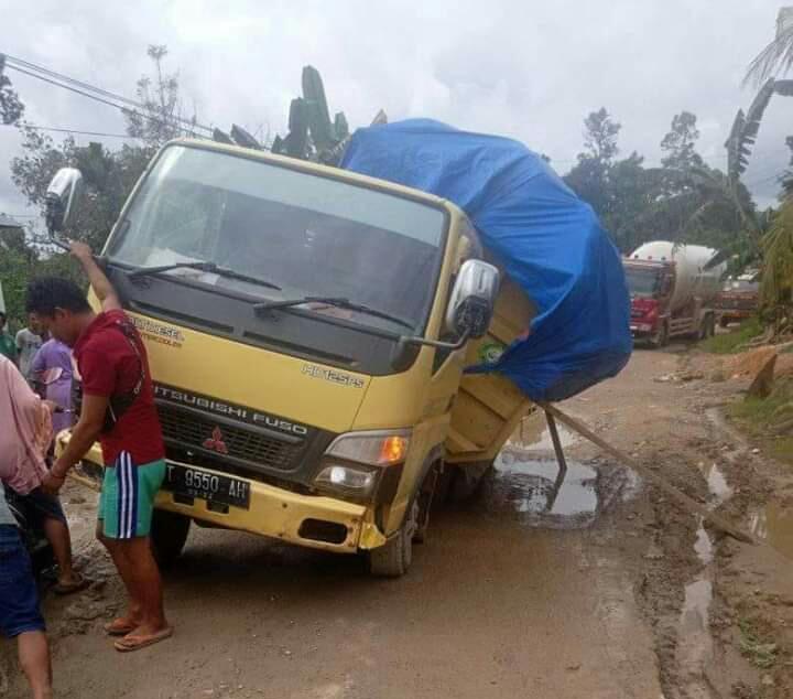 Warga Konsel Keluhkan Jalan Rusak Parah