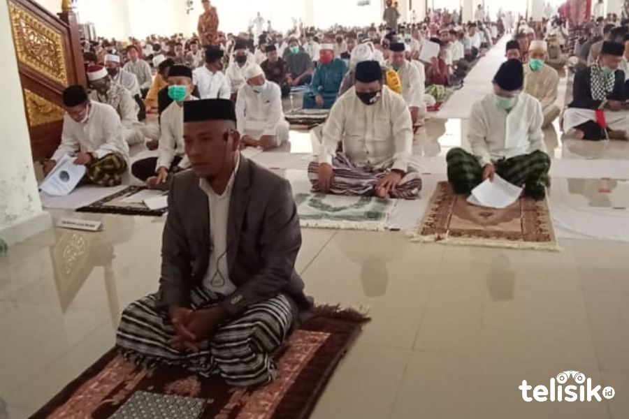 Warga Muna Padati Masjid dengan Penerapan Protokol Kesehatan