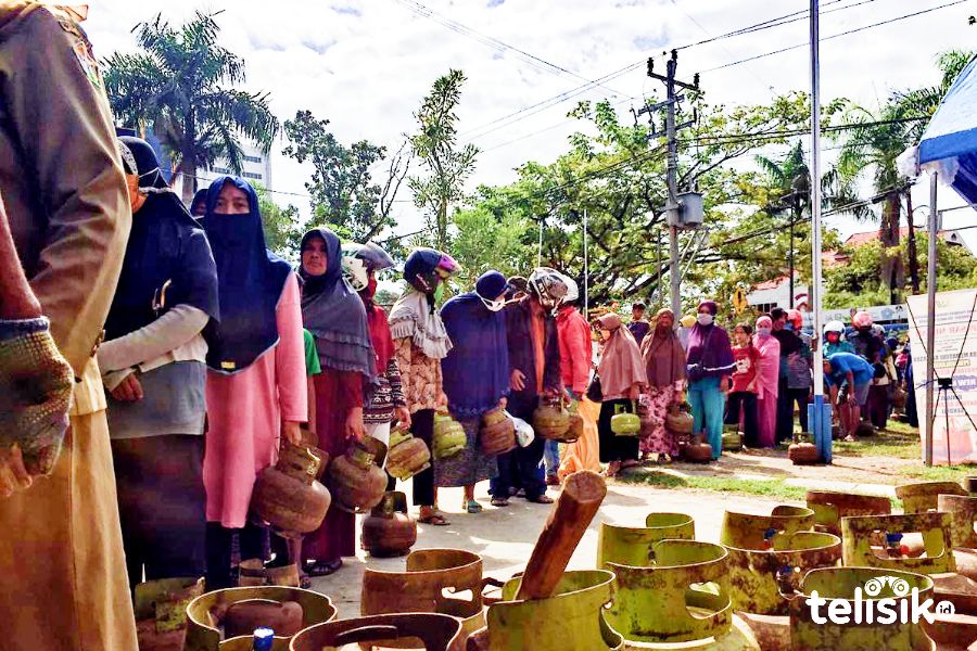 Warga Serbu LPG 3 Kg di Pasar Murah Disperindag Sultra