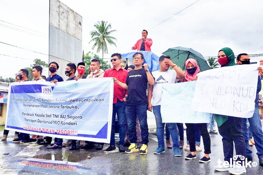 Wartawan Demo Tuntut Danlanud Haluoleo Minta Maaf Secara Terbuka